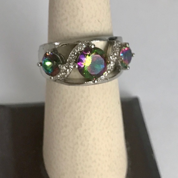 Beautifully Designed Fancy Ring! - Picture 1 of 7